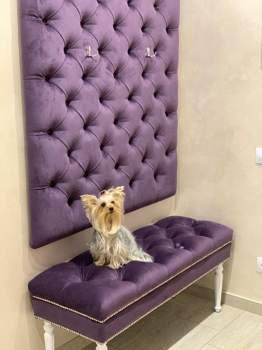 Фиолетовая банкетка в каретной стяжке