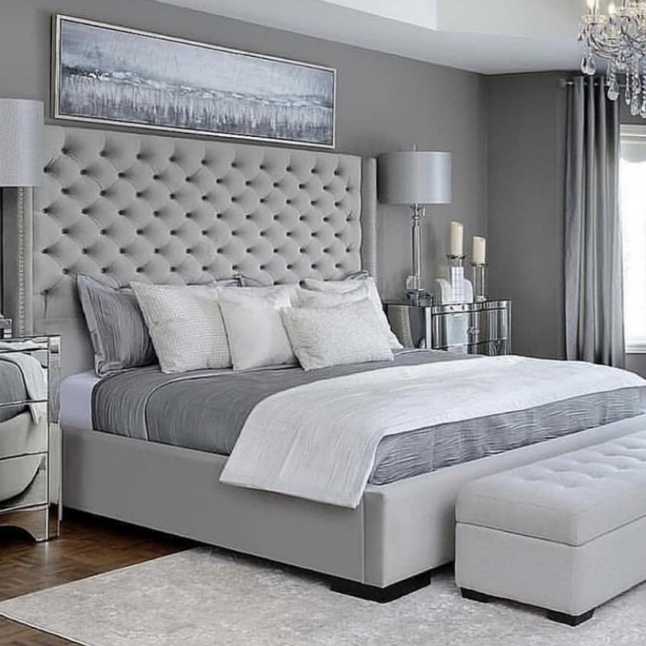 Современная спальня с высоким изголовьем