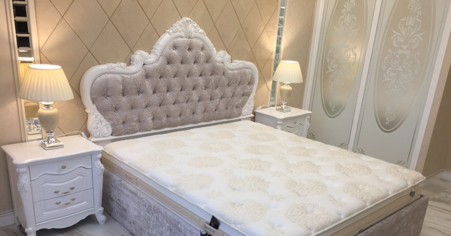 Кровать в классическом стиле с мягким изголовьем