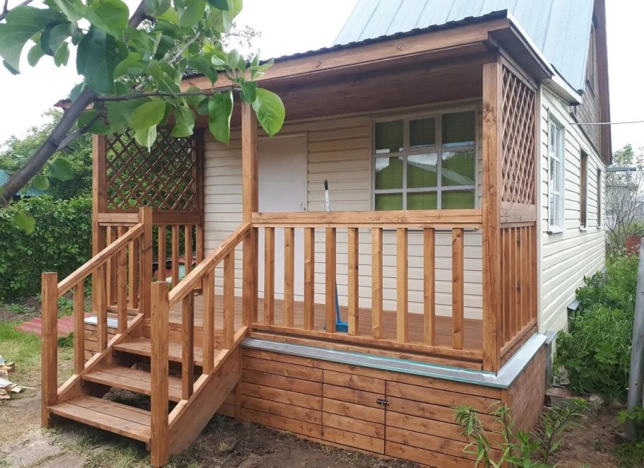 Веранда с крыльцом к деревянному дому