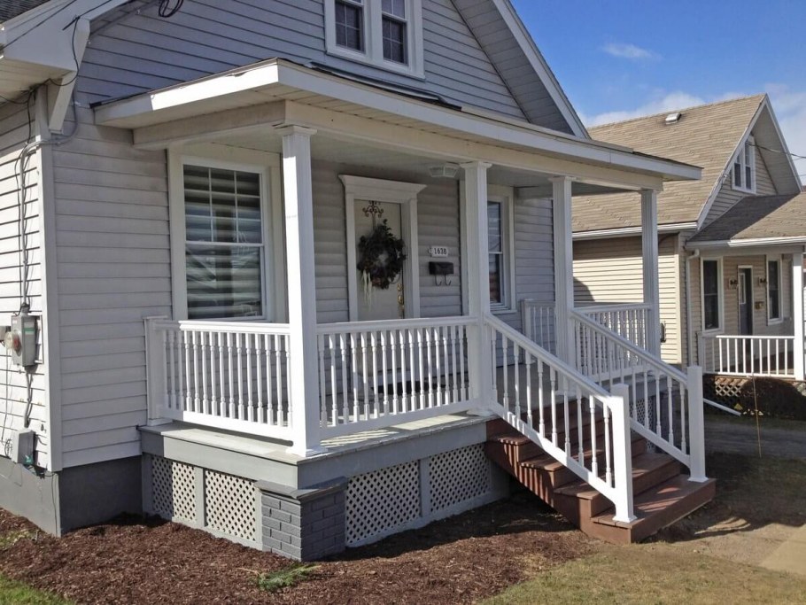 Веранда с крыльцом к деревянному дому