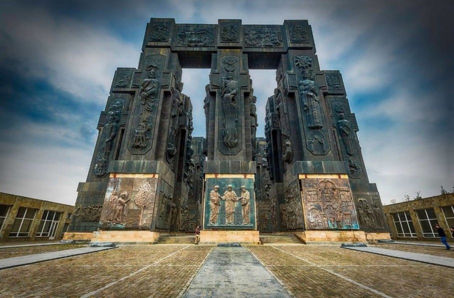 Монумент Церетели в Тбилиси