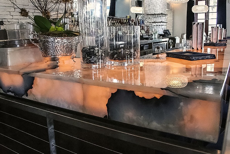 Отделка кухни натуральным камнем