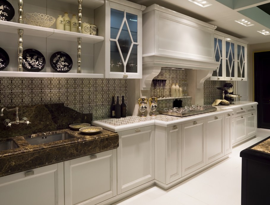 Кухня с мраморным полом