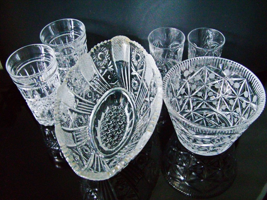 Сервировка стола с хрусталем