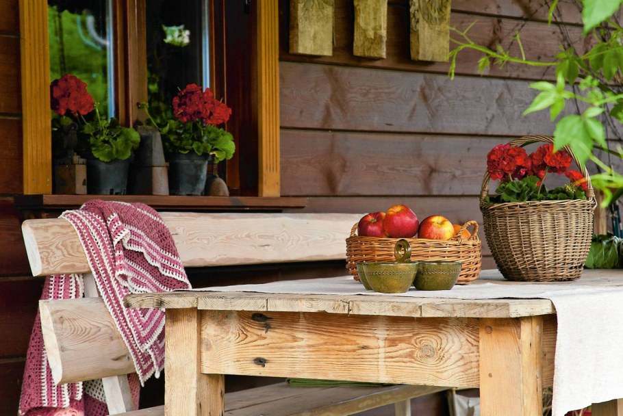 Столик в деревенском стиле