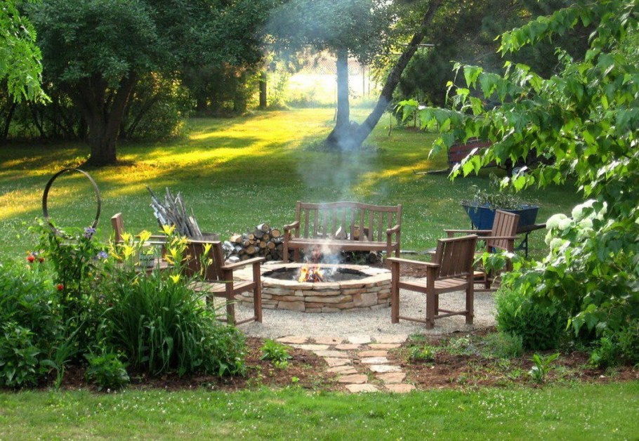 Площадка для отдыха в саду