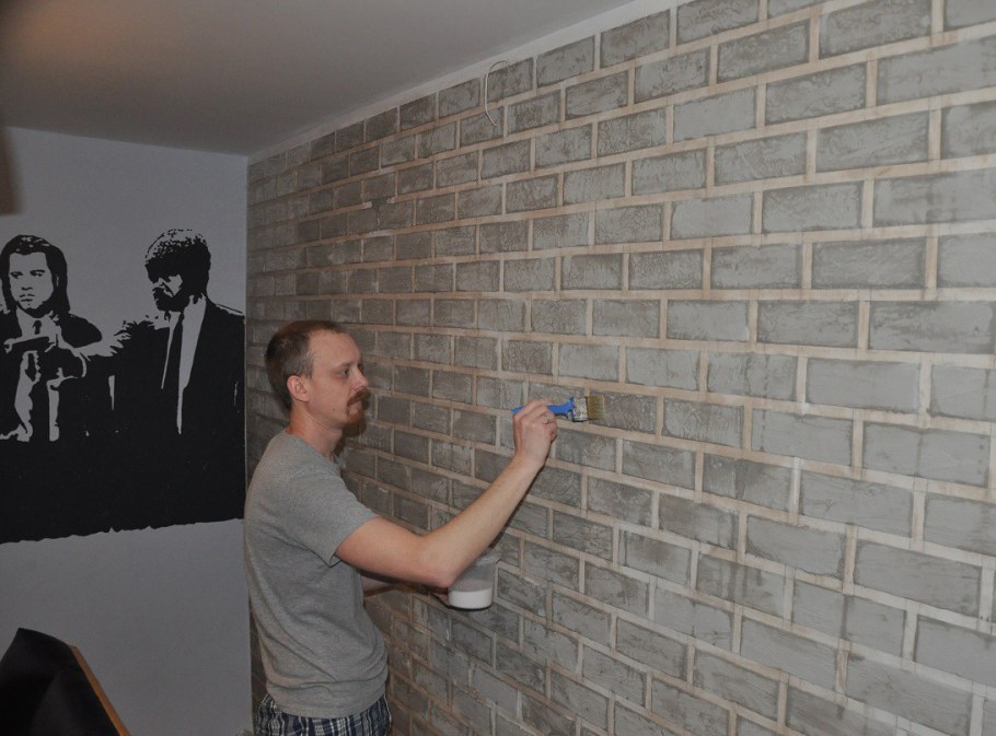 Кирпич из штукатурки на стене