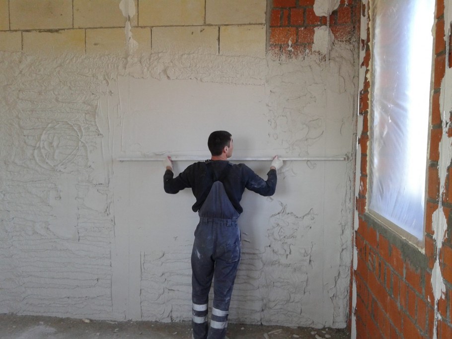 Кирпичные стены штукатурятся песчано цементным раствором