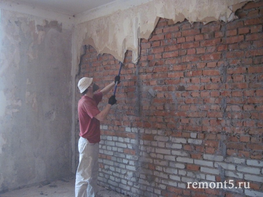 Покрываем лаком декоративный кирпич