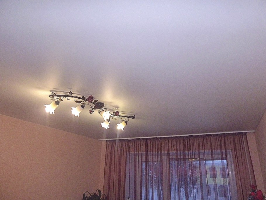 Глянцевый натяжной потолок