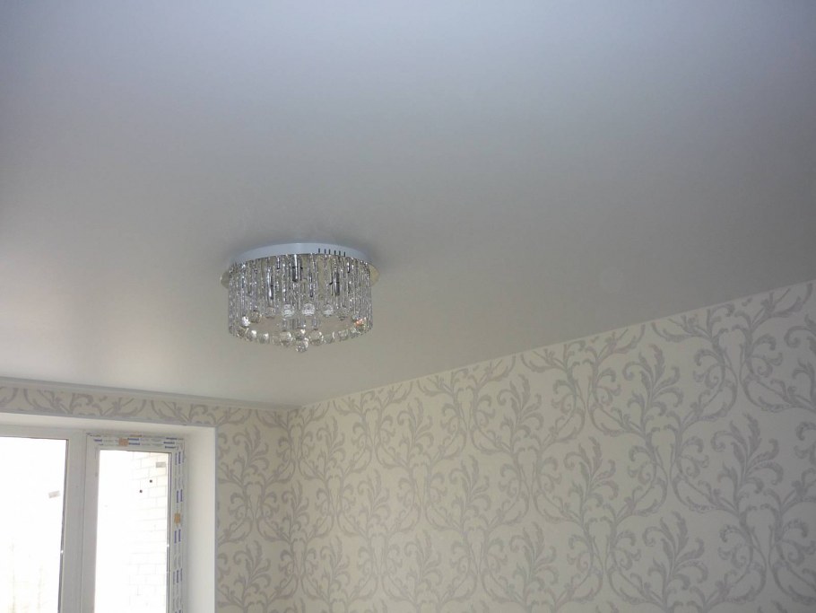 Глянцевый потолок в зале