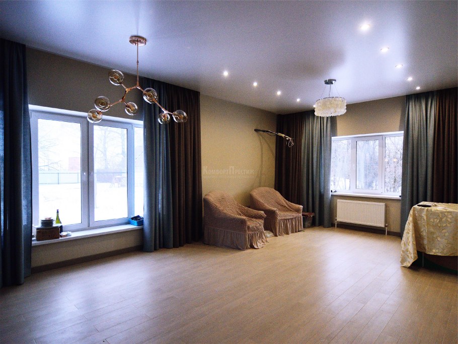 Натяжной потолок в гостиной