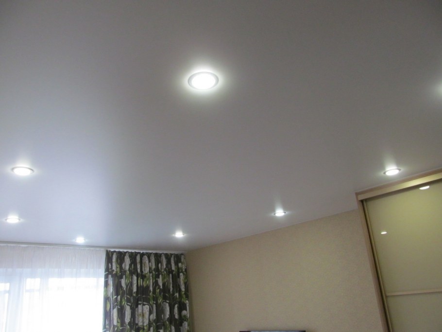 Матовые натяжные потолки для зала