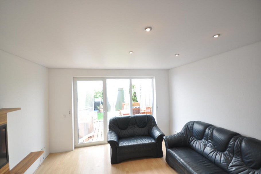 Коричневый матовый потолок