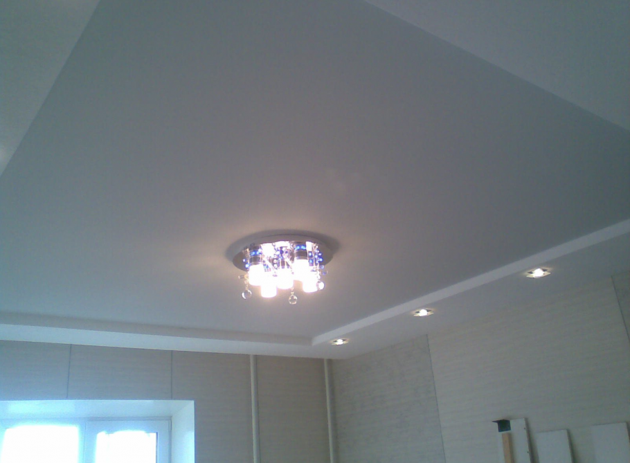 Глянцевый потолок натяжной для зала