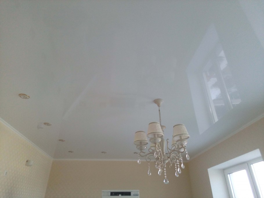 Фактурные натяжные потолки для зала