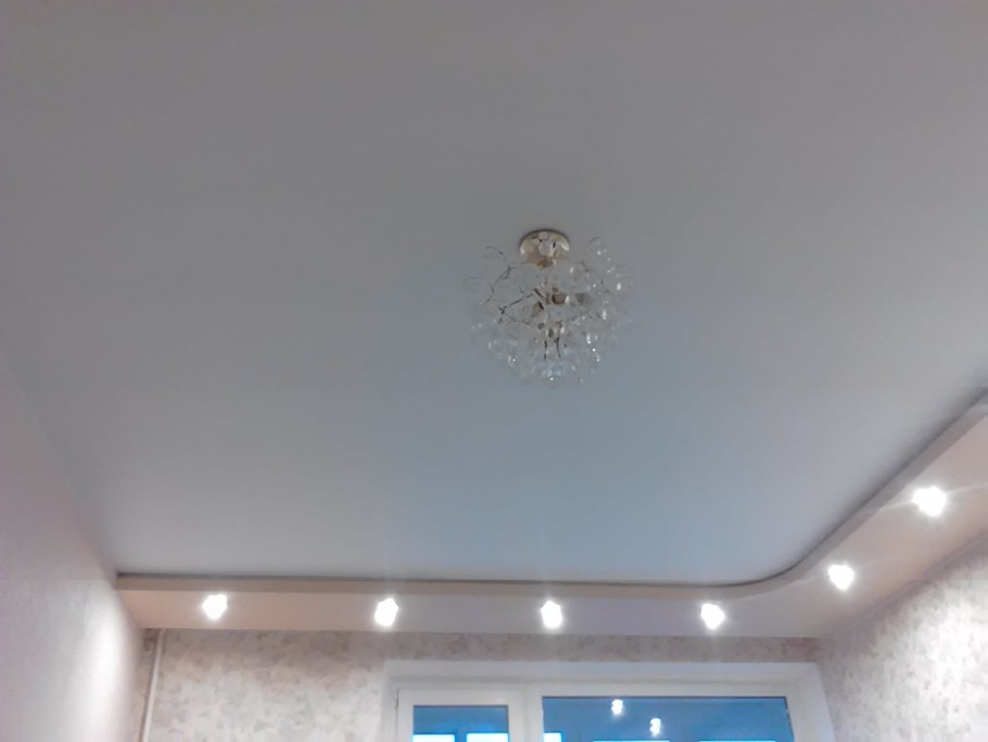 Натяжной потолок бежевый матовый