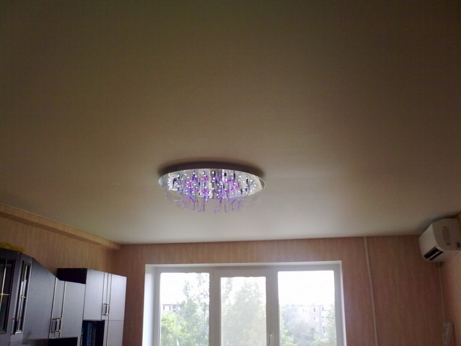 Матовый натяжной потолок в зале