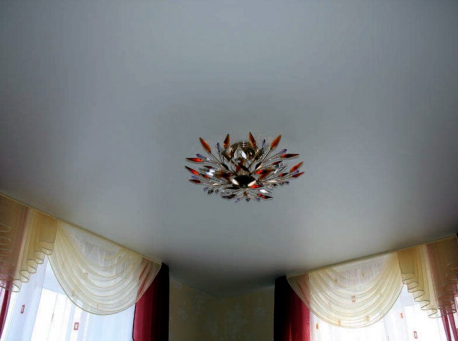 Белый глянцевый натяжной потолок