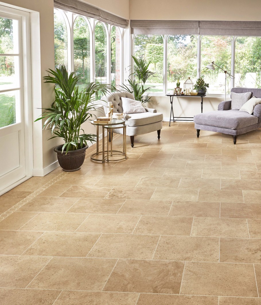 Плиточный пол в гостиной