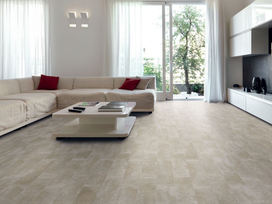 Светлый ламинат в гостиной