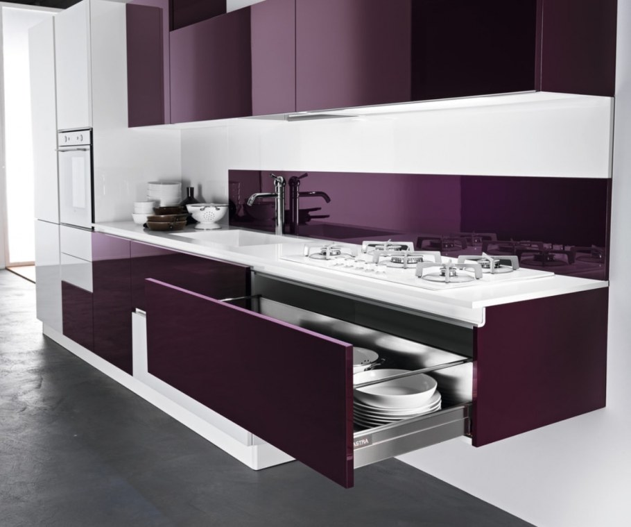 Кухня с красными элементами