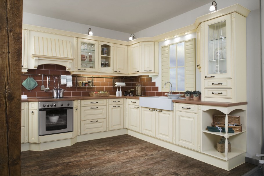 Кухни в классическом стиле в светлых тонах