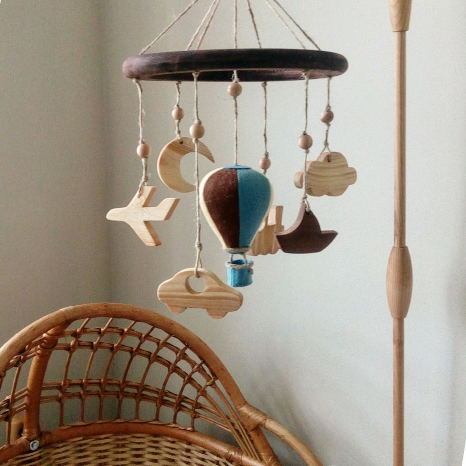 Деревянный мобиль на кроватку