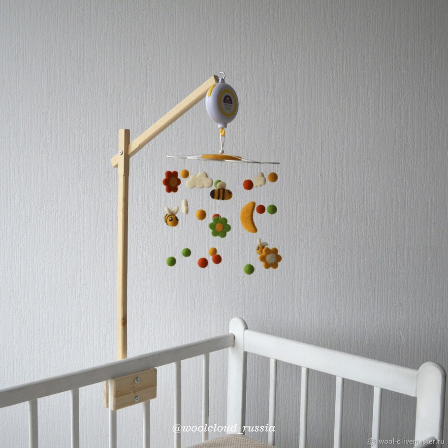 Деревянный мобиль на кроватку