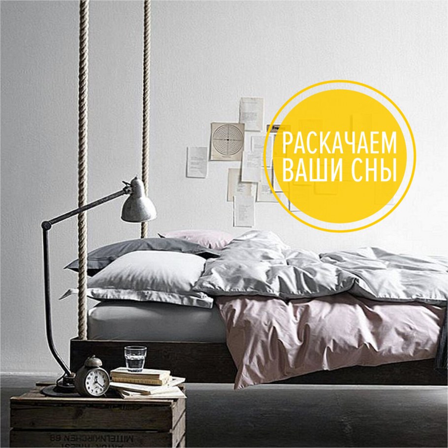 Над кроватью в спальне бамбуковые шторы