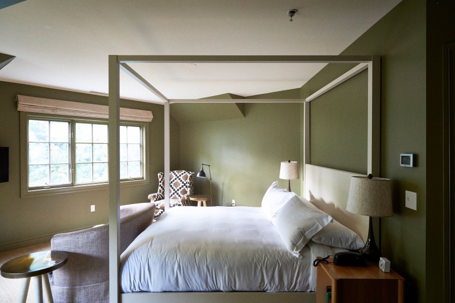 Балдахин над кроватью в маленькой спальне