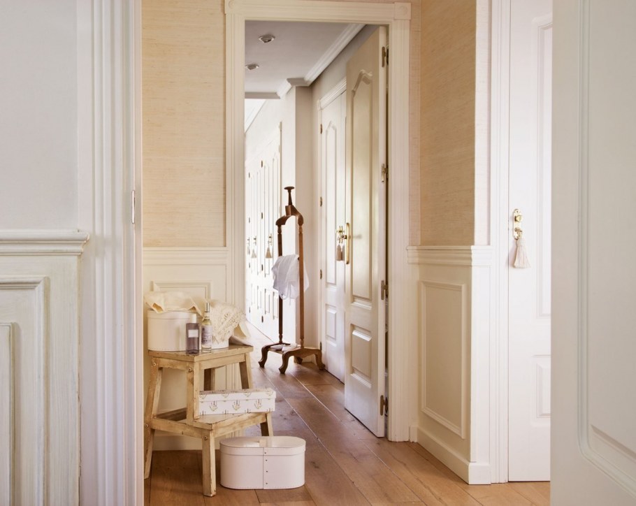 Коридор в пастельных тонах в квартире