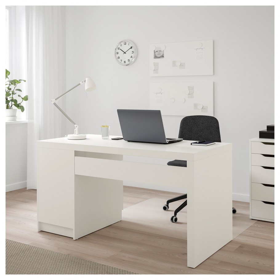 Письменный стол в интерьере