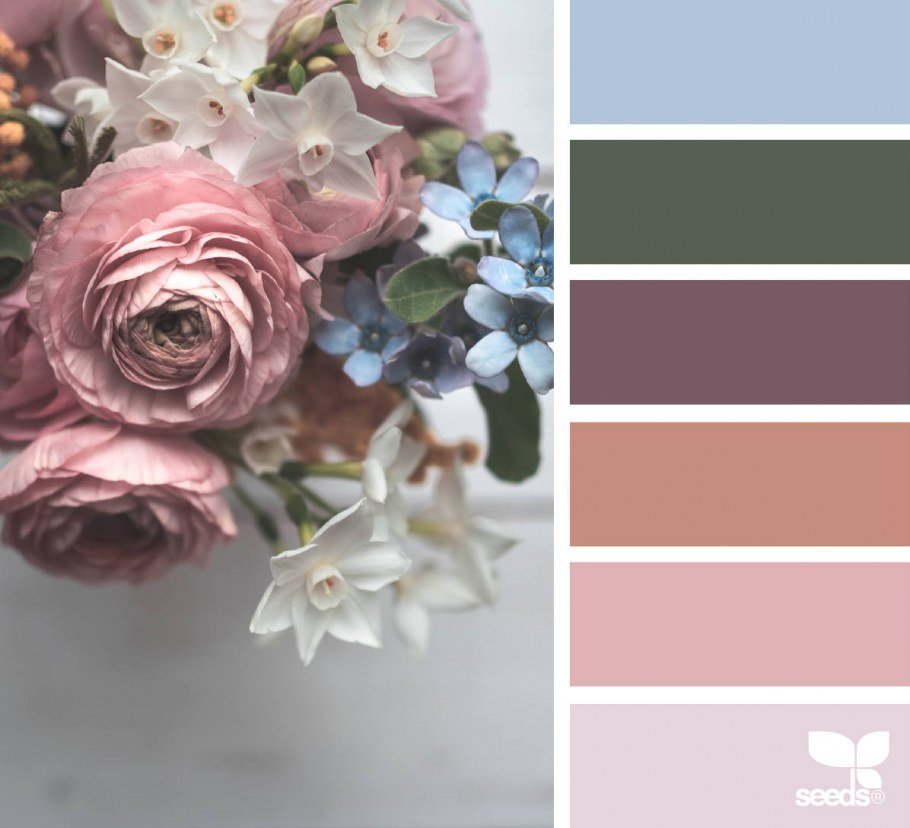 Розовый диван в интерьере