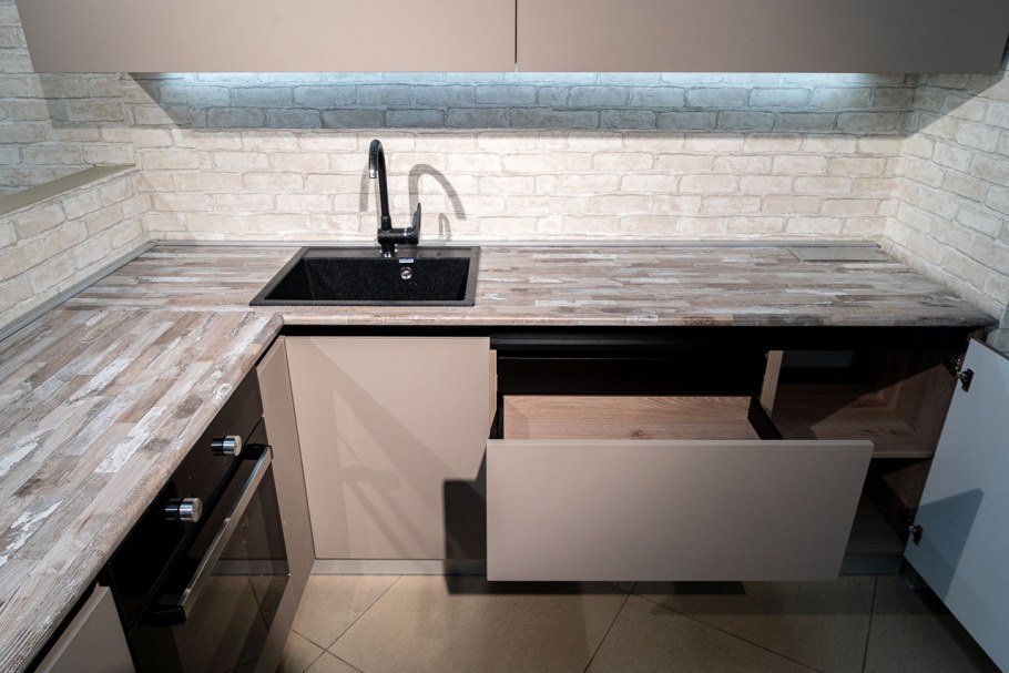 Столешница Малага в интерьере кухни