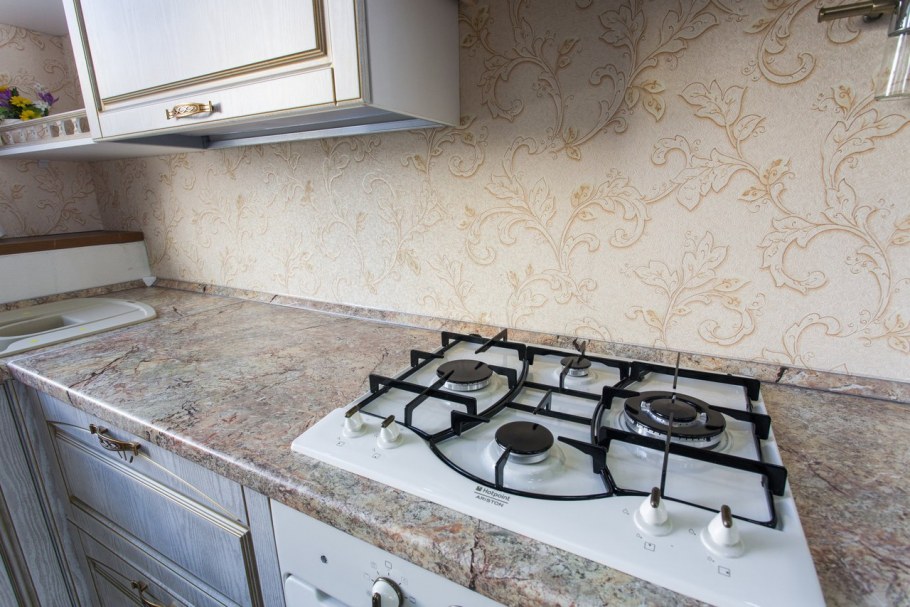 Стык столешницы и стеновой панели