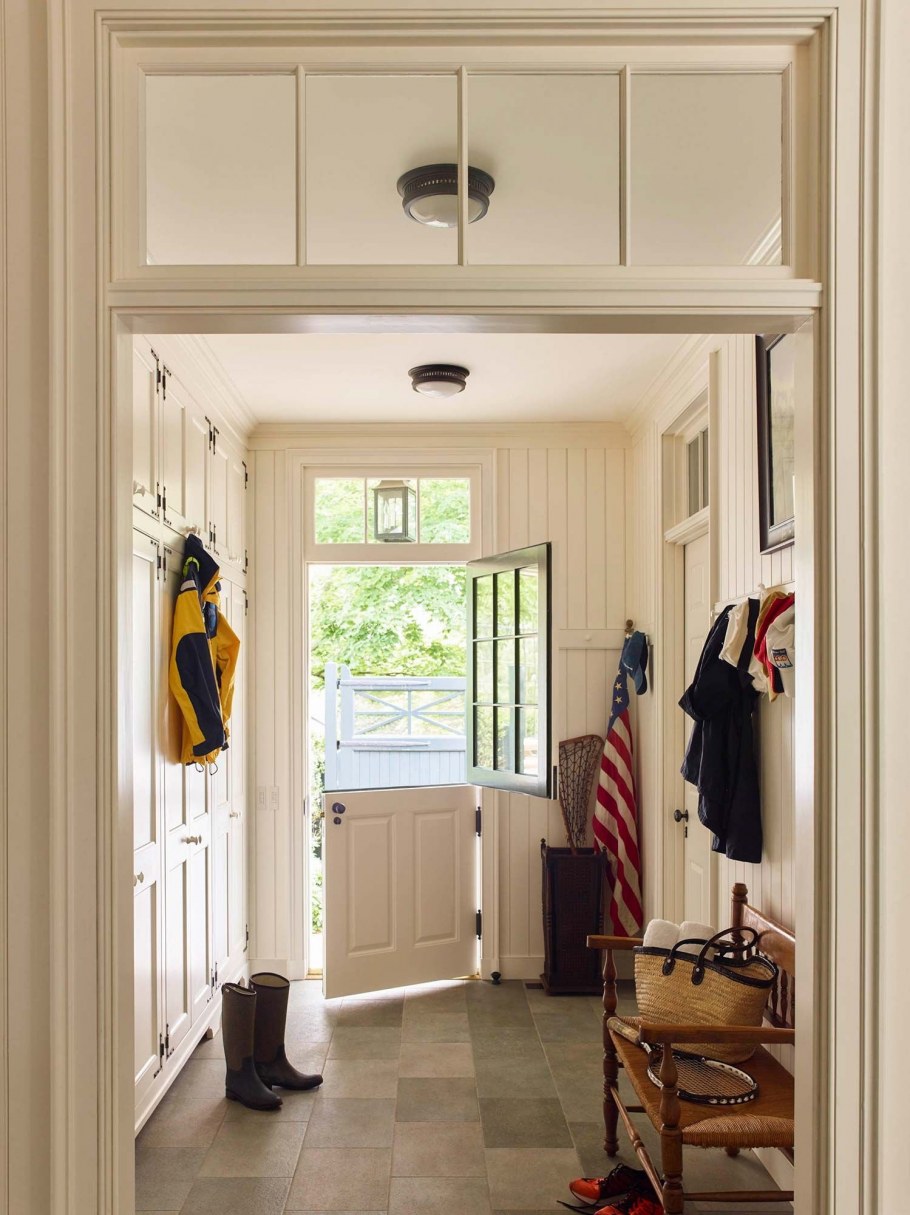 Прихожая в стиле американская классика