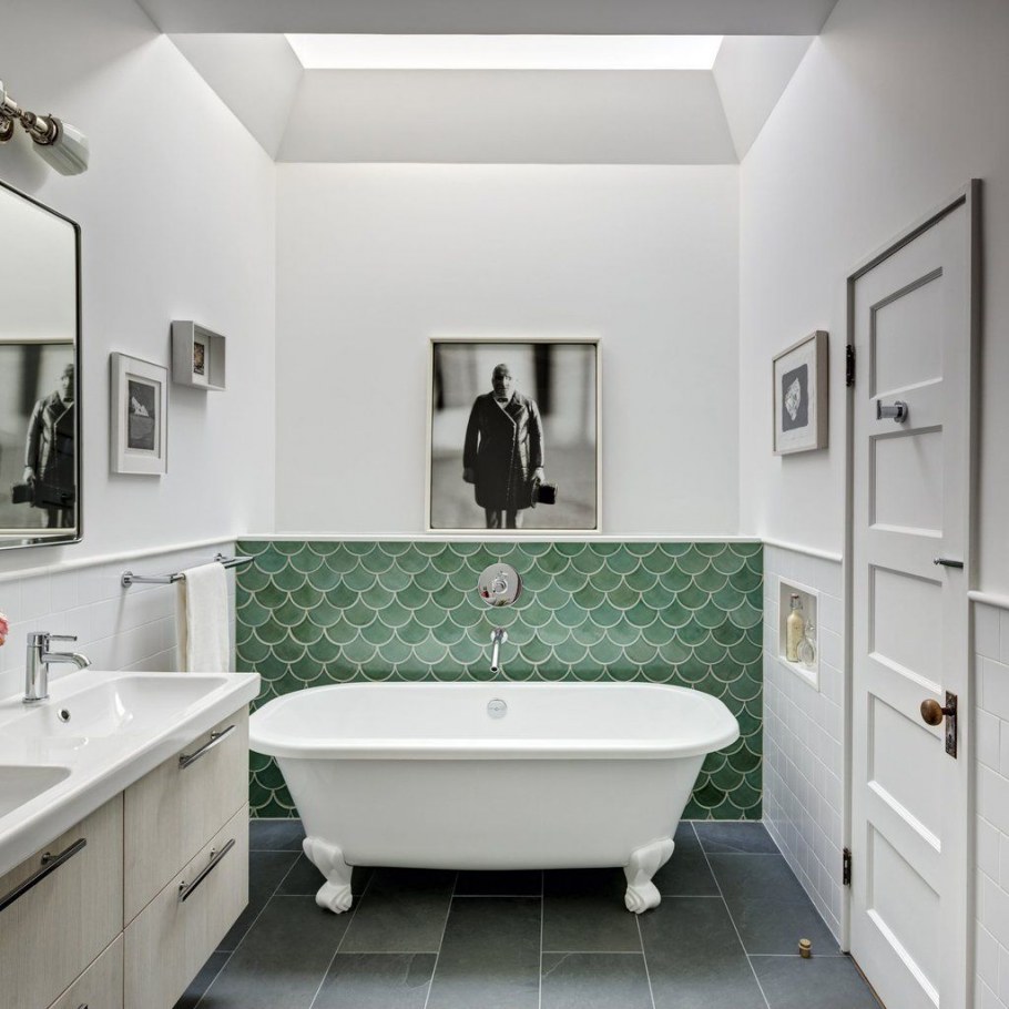 Ванная с плиткой до середины стены