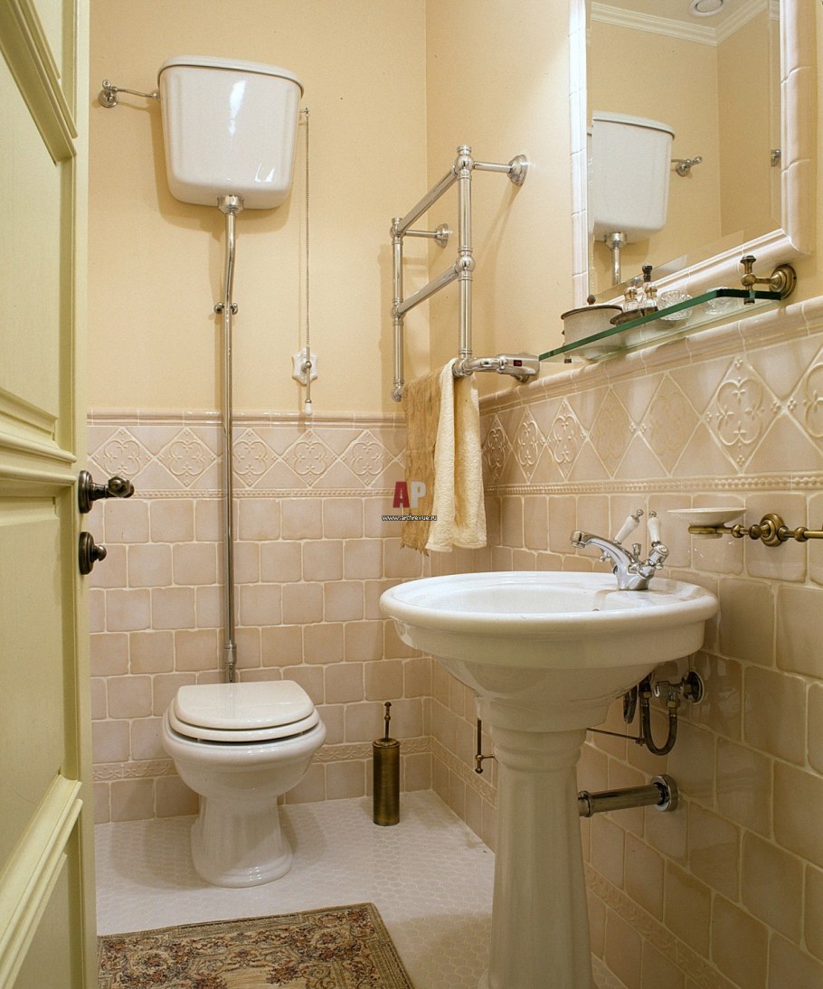 Туалет наполовину в плитке