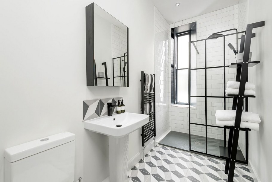 Туалет на полоаину в плитке