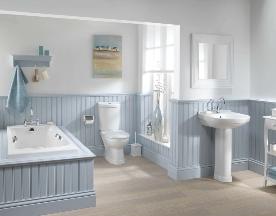 Туалет отделанный наполовину плиткой