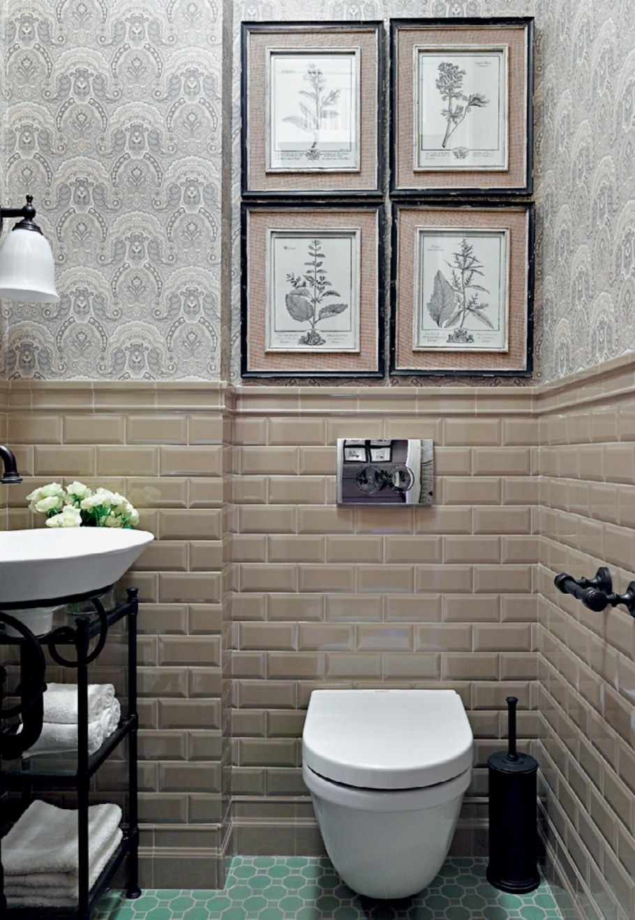 Ванная с плиткой до середины стены