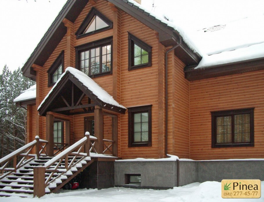 Серый дом с коричневой крышей