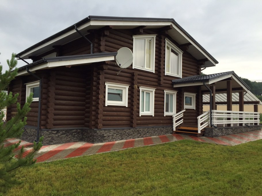 Бежевый дом с белыми окнами