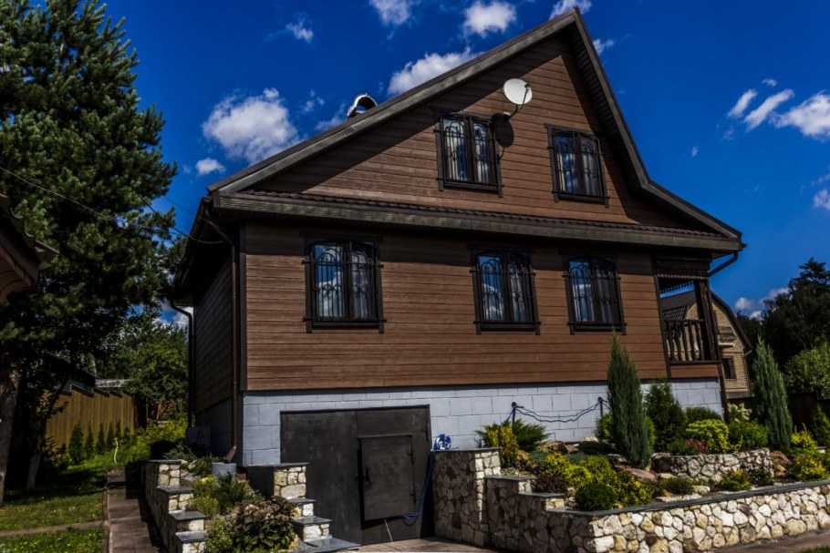 Цвет фасада с серой крышей