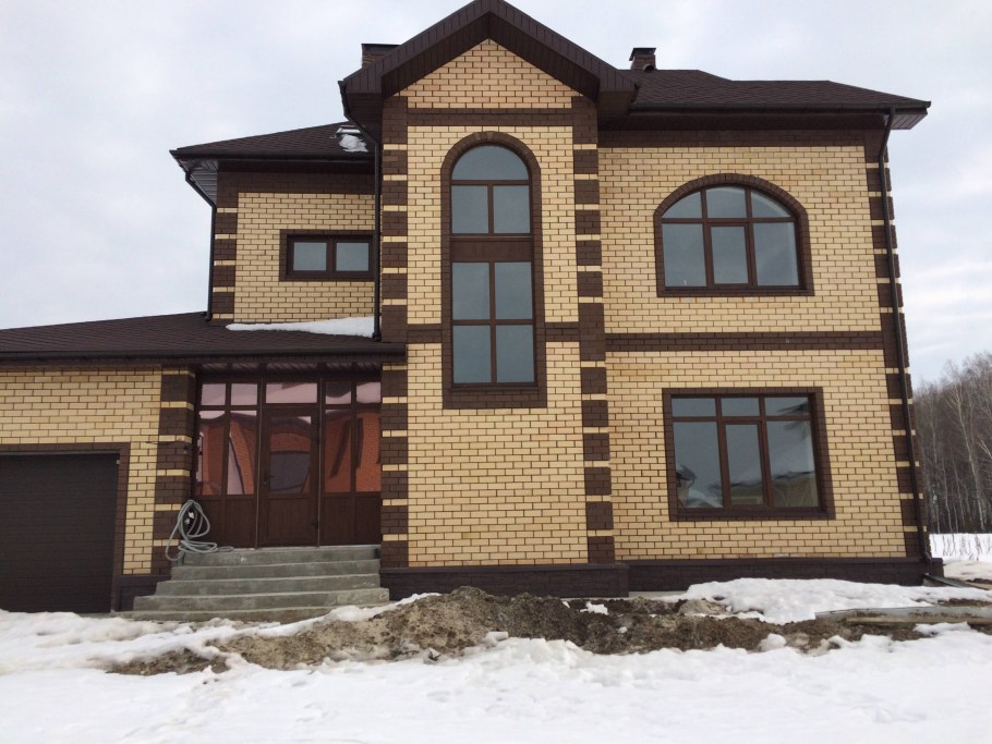 Коричневый деревянный дом