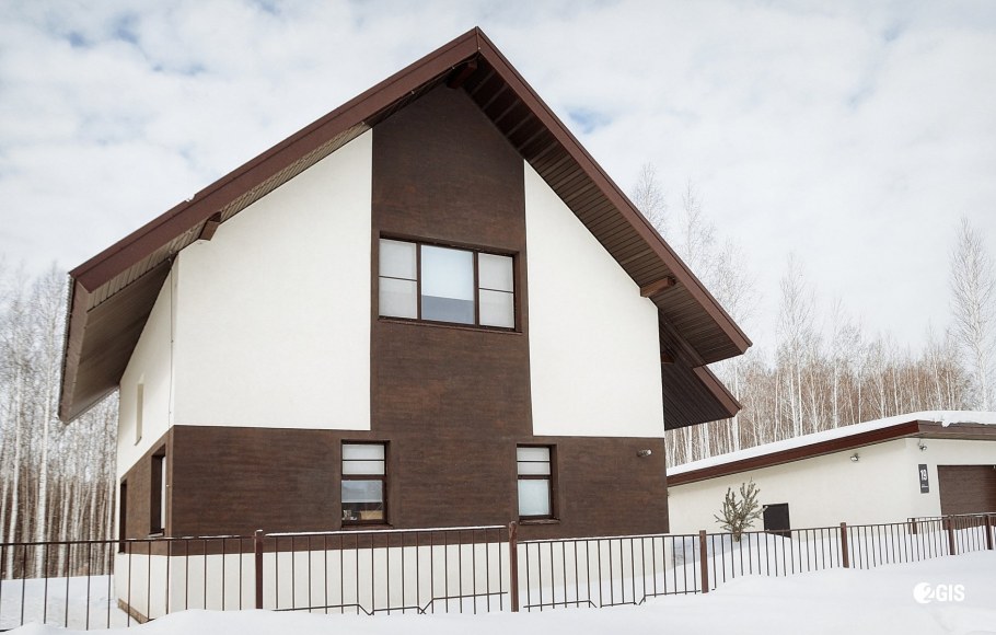 Коричневый фасад дома