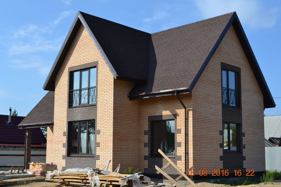 Дом с темными окнами