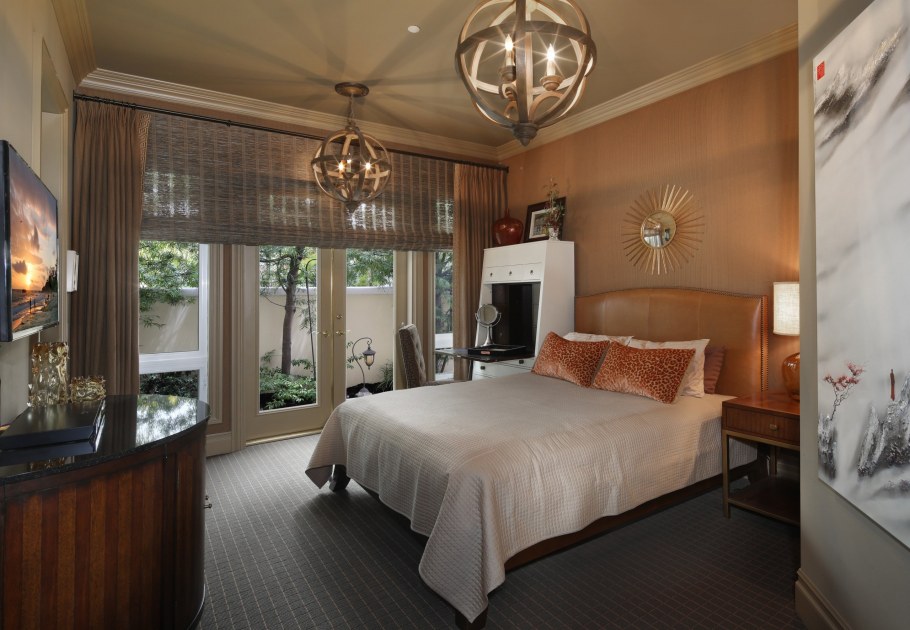 Люстра над кроватью в спальне